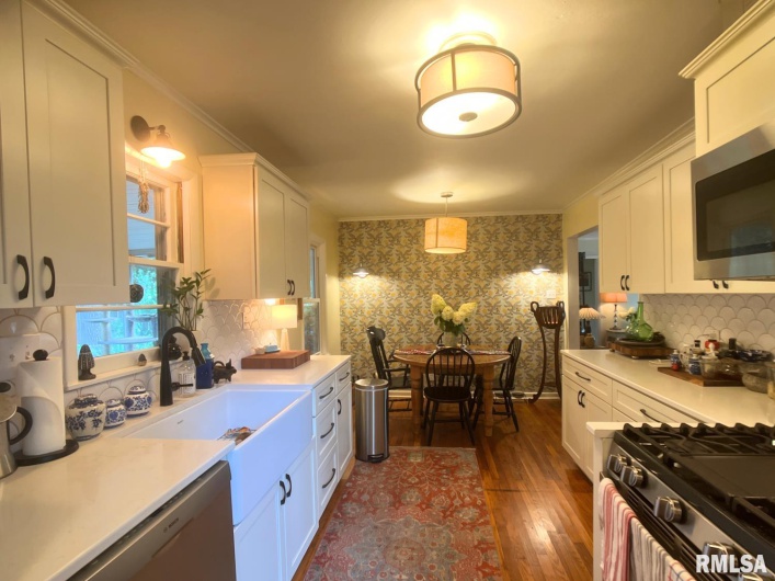 901 JOHNSON Avenue, Carbondale, Illinois 62901, 3 Bedrooms Bedrooms, 0 ,2 BathroomsBathrooms,Residential,For Sale,JOHNSON,0,RMAEB459100