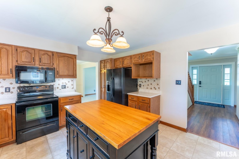 802 COTTONWOOD Lane, Carterville, Illinois 62918, 3 Bedrooms Bedrooms, 0 ,2 BathroomsBathrooms,Residential,For Sale,COTTONWOOD,0,RMAEB459103