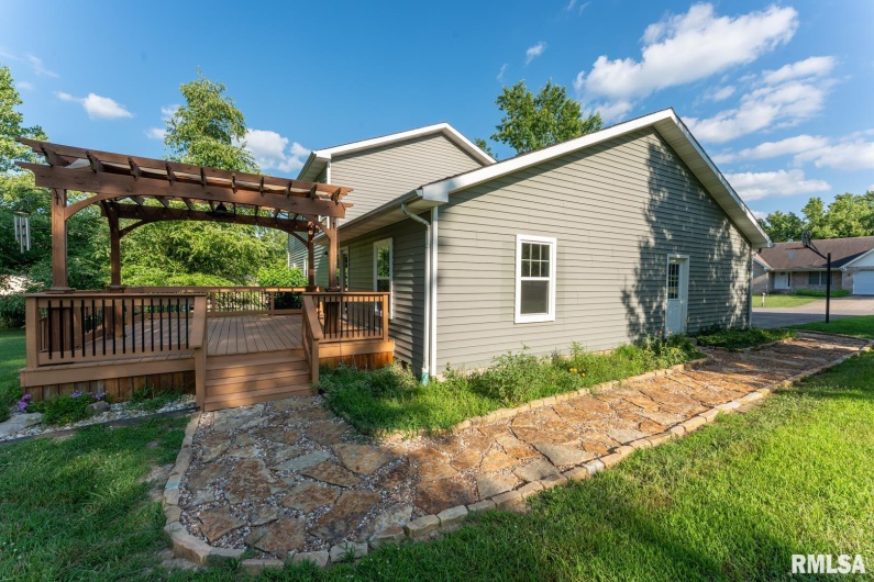 802 COTTONWOOD Lane, Carterville, Illinois 62918, 3 Bedrooms Bedrooms, 0 ,2 BathroomsBathrooms,Residential,For Sale,COTTONWOOD,0,RMAEB459103
