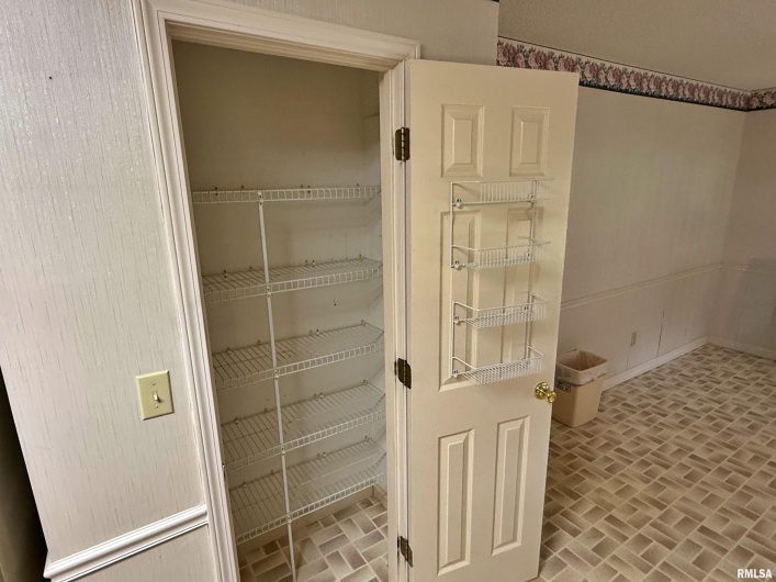 53 JAMES Drive, Metropolis, Illinois 62960, 3 Bedrooms Bedrooms, 0 ,2 BathroomsBathrooms,Residential,For Sale,JAMES,0,RMAEB459118