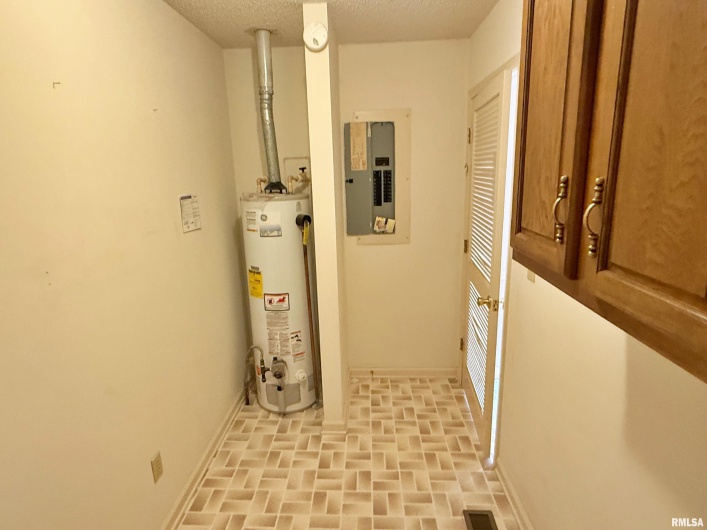 53 JAMES Drive, Metropolis, Illinois 62960, 3 Bedrooms Bedrooms, 0 ,2 BathroomsBathrooms,Residential,For Sale,JAMES,0,RMAEB459118