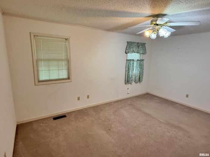 53 JAMES Drive, Metropolis, Illinois 62960, 3 Bedrooms Bedrooms, 0 ,2 BathroomsBathrooms,Residential,For Sale,JAMES,0,RMAEB459118