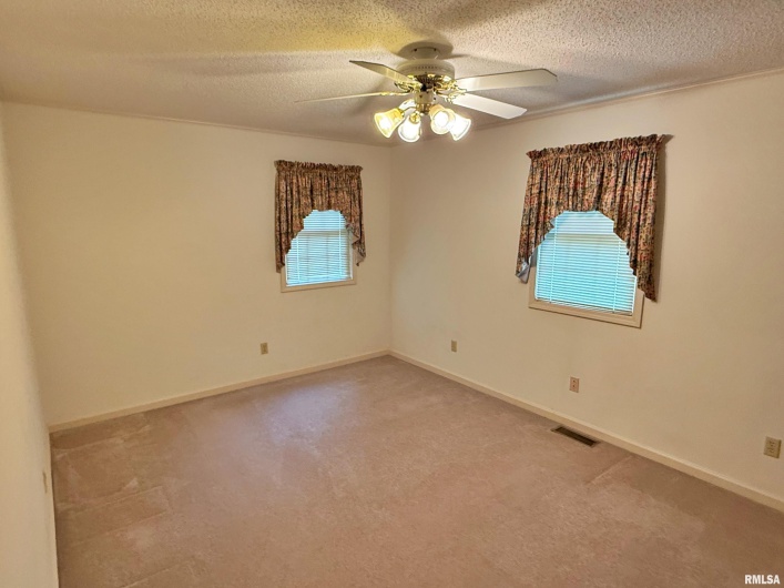 53 JAMES Drive, Metropolis, Illinois 62960, 3 Bedrooms Bedrooms, 0 ,2 BathroomsBathrooms,Residential,For Sale,JAMES,0,RMAEB459118