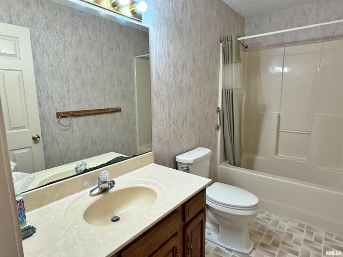 53 JAMES Drive, Metropolis, Illinois 62960, 3 Bedrooms Bedrooms, 0 ,2 BathroomsBathrooms,Residential,For Sale,JAMES,0,RMAEB459118