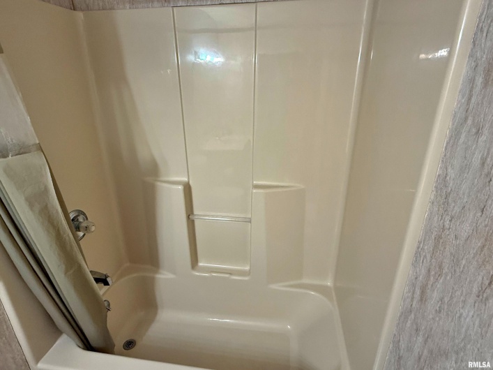 53 JAMES Drive, Metropolis, Illinois 62960, 3 Bedrooms Bedrooms, 0 ,2 BathroomsBathrooms,Residential,For Sale,JAMES,0,RMAEB459118