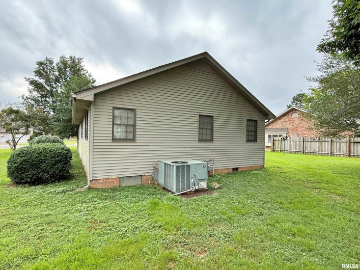 53 JAMES Drive, Metropolis, Illinois 62960, 3 Bedrooms Bedrooms, 0 ,2 BathroomsBathrooms,Residential,For Sale,JAMES,0,RMAEB459118