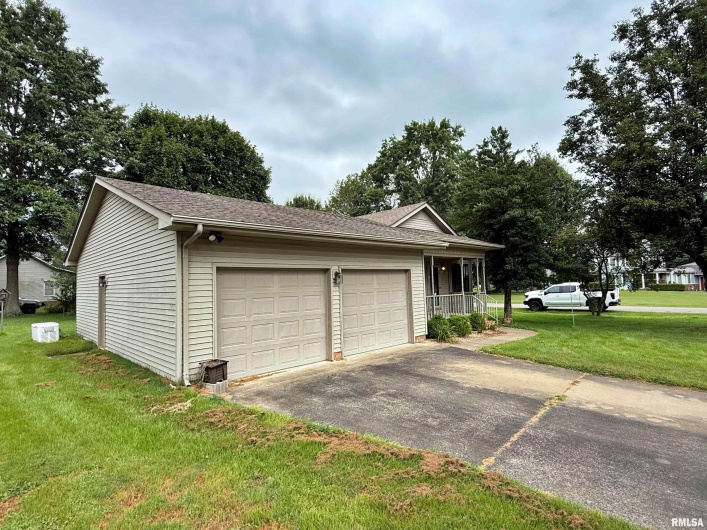 53 JAMES Drive, Metropolis, Illinois 62960, 3 Bedrooms Bedrooms, 0 ,2 BathroomsBathrooms,Residential,For Sale,JAMES,0,RMAEB459118