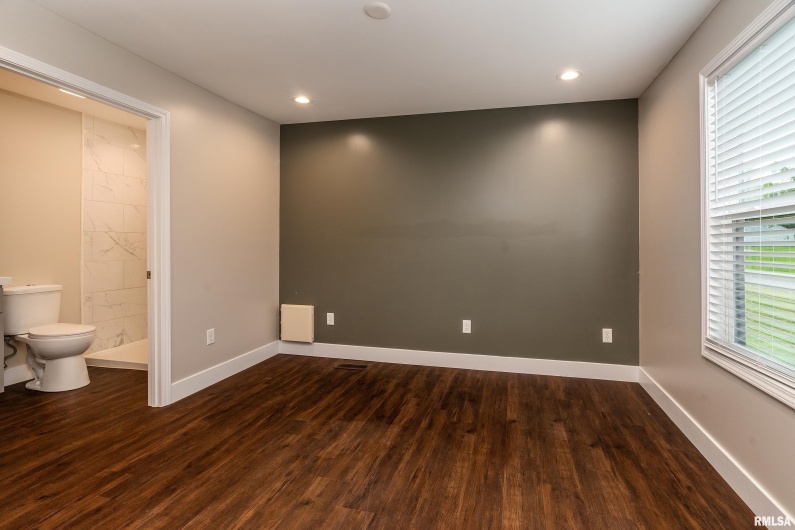1301 HOLLAND Street, Marion, Illinois 62959, 3 Bedrooms Bedrooms, 0 ,2 BathroomsBathrooms,Residential,For Sale,HOLLAND,0,RMAQC4266048