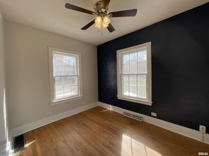206 MAPLE Street, Carbondale, Illinois 62901, 3 Bedrooms Bedrooms, 0 ,1 BathroomBathrooms,Residential,For Sale,MAPLE,0,RMAEB459135