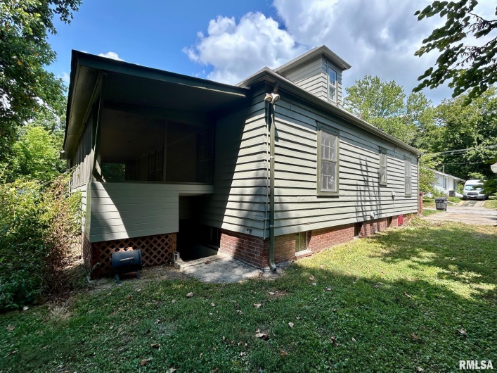 206 MAPLE Street, Carbondale, Illinois 62901, 3 Bedrooms Bedrooms, 0 ,1 BathroomBathrooms,Residential,For Sale,MAPLE,0,RMAEB459135