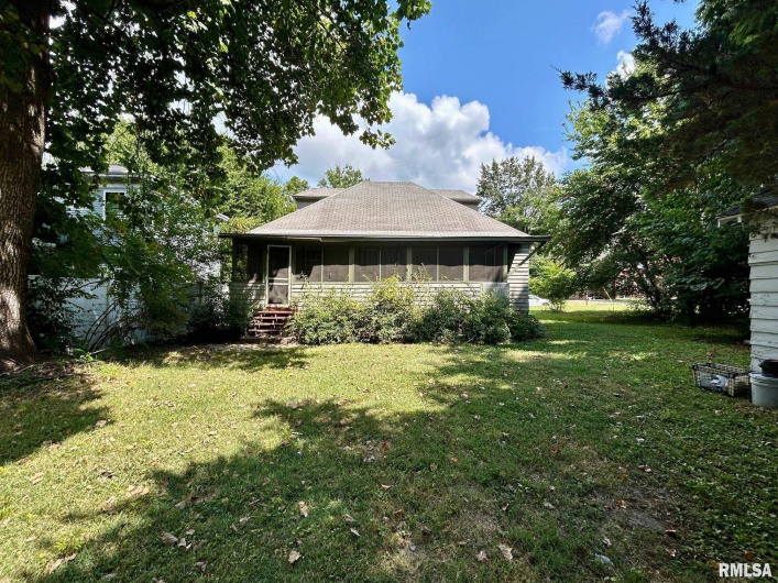 206 MAPLE Street, Carbondale, Illinois 62901, 3 Bedrooms Bedrooms, 0 ,1 BathroomBathrooms,Residential,For Sale,MAPLE,0,RMAEB459135