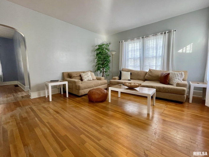 206 MAPLE Street, Carbondale, Illinois 62901, 3 Bedrooms Bedrooms, 0 ,1 BathroomBathrooms,Residential,For Sale,MAPLE,0,RMAEB459135