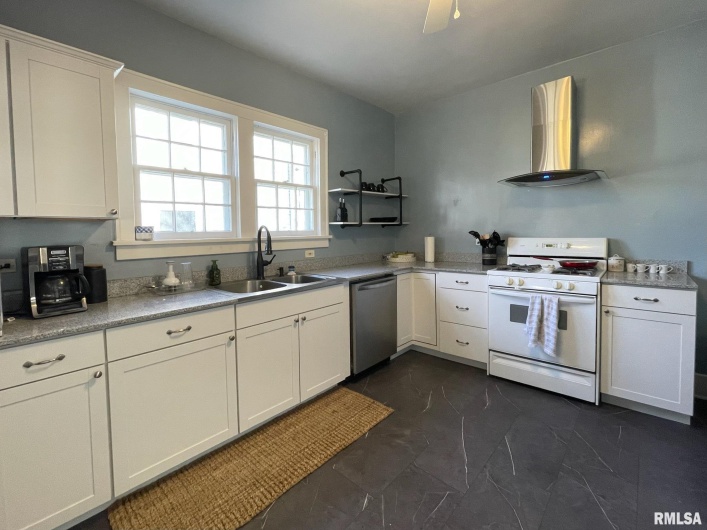 206 MAPLE Street, Carbondale, Illinois 62901, 3 Bedrooms Bedrooms, 0 ,1 BathroomBathrooms,Residential,For Sale,MAPLE,0,RMAEB459135