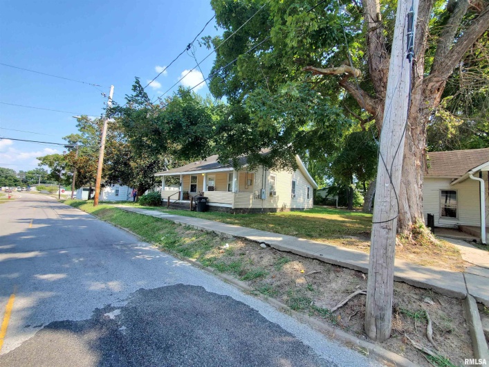 410 UNIVERSITY Street, Carbondale, Illinois 62901, 2 Bedrooms Bedrooms, 0 ,1 BathroomBathrooms,Residential,For Sale,UNIVERSITY,0,RMAEB459140