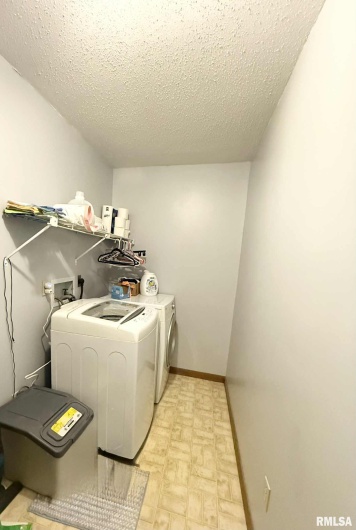 1105 OAKWOOD Lane, Marion, Illinois 62959, 3 Bedrooms Bedrooms, 0 ,2 BathroomsBathrooms,Residential,For Sale,OAKWOOD,0,RMAQC4266070