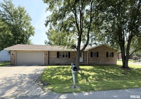 1105 OAKWOOD Lane, Marion, Illinois 62959, 3 Bedrooms Bedrooms, 0 ,2 BathroomsBathrooms,Residential,For Sale,OAKWOOD,0,RMAQC4266070