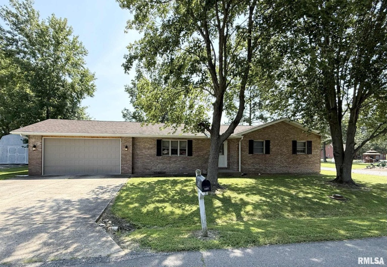 1105 OAKWOOD Lane, Marion, Illinois 62959, 3 Bedrooms Bedrooms, 0 ,2 BathroomsBathrooms,Residential,For Sale,OAKWOOD,0,RMAQC4266070