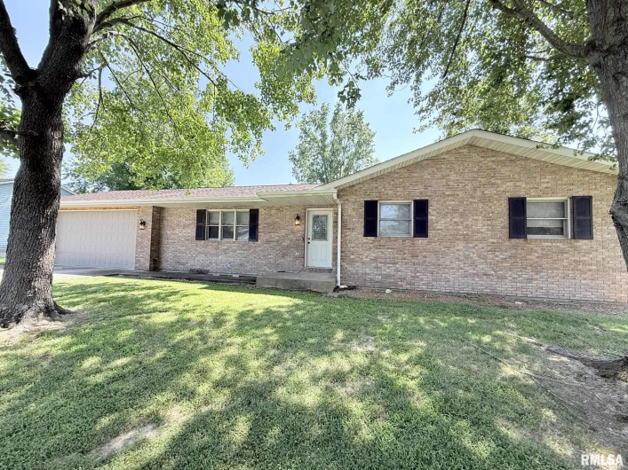 1105 OAKWOOD Lane, Marion, Illinois 62959, 3 Bedrooms Bedrooms, 0 ,2 BathroomsBathrooms,Residential,For Sale,OAKWOOD,0,RMAQC4266070