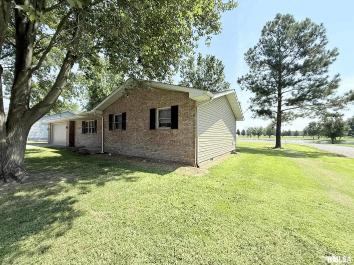 1105 OAKWOOD Lane, Marion, Illinois 62959, 3 Bedrooms Bedrooms, 0 ,2 BathroomsBathrooms,Residential,For Sale,OAKWOOD,0,RMAQC4266070