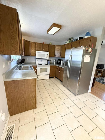 1105 OAKWOOD Lane, Marion, Illinois 62959, 3 Bedrooms Bedrooms, 0 ,2 BathroomsBathrooms,Residential,For Sale,OAKWOOD,0,RMAQC4266070
