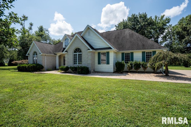 15 TIMBER CREEK Drive, Herrin, Illinois 62948, 3 Bedrooms Bedrooms, 0 ,2 BathroomsBathrooms,Residential,For Sale,TIMBER CREEK,0,RMAQC4266075
