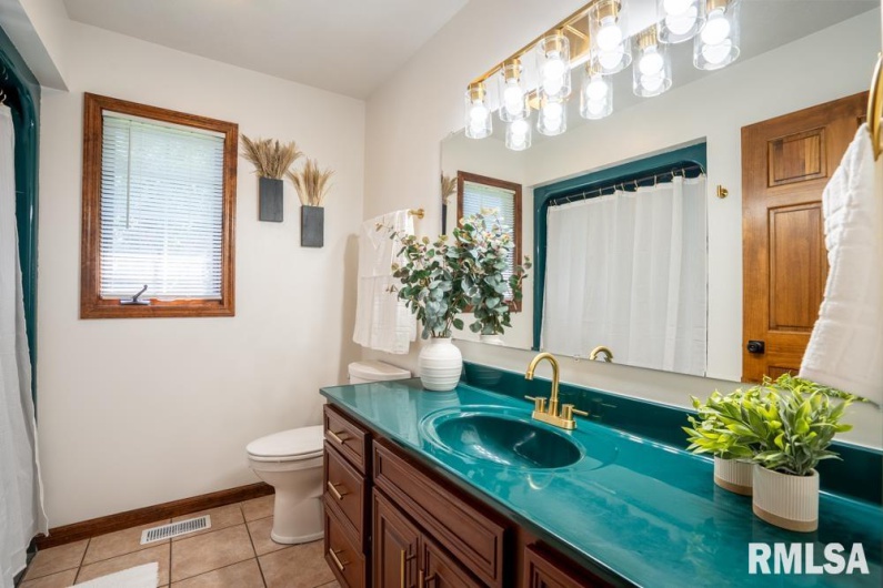 15 TIMBER CREEK Drive, Herrin, Illinois 62948, 3 Bedrooms Bedrooms, 0 ,2 BathroomsBathrooms,Residential,For Sale,TIMBER CREEK,0,RMAQC4266075