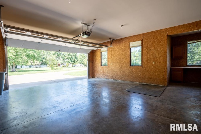 15 TIMBER CREEK Drive, Herrin, Illinois 62948, 3 Bedrooms Bedrooms, 0 ,2 BathroomsBathrooms,Residential,For Sale,TIMBER CREEK,0,RMAQC4266075