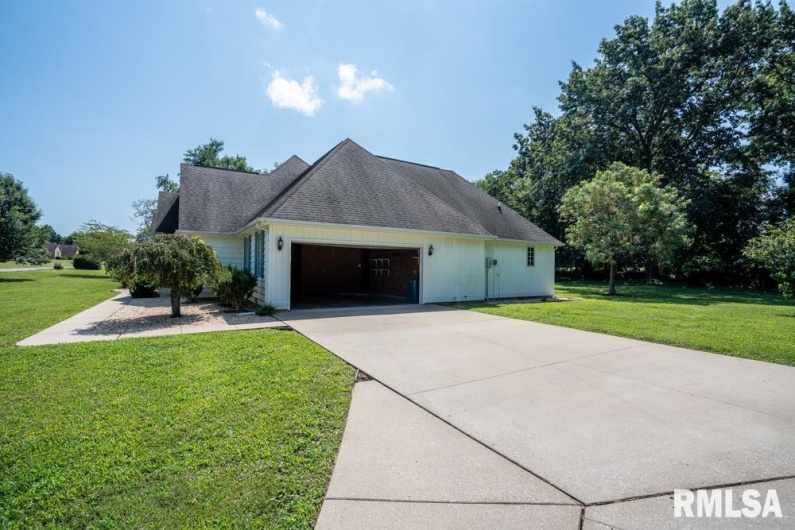 15 TIMBER CREEK Drive, Herrin, Illinois 62948, 3 Bedrooms Bedrooms, 0 ,2 BathroomsBathrooms,Residential,For Sale,TIMBER CREEK,0,RMAQC4266075