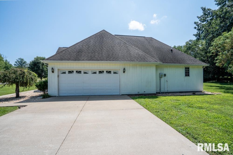 15 TIMBER CREEK Drive, Herrin, Illinois 62948, 3 Bedrooms Bedrooms, 0 ,2 BathroomsBathrooms,Residential,For Sale,TIMBER CREEK,0,RMAQC4266075