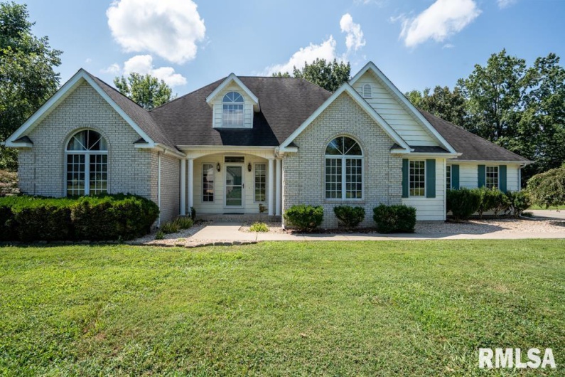 15 TIMBER CREEK Drive, Herrin, Illinois 62948, 3 Bedrooms Bedrooms, 0 ,2 BathroomsBathrooms,Residential,For Sale,TIMBER CREEK,0,RMAQC4266075