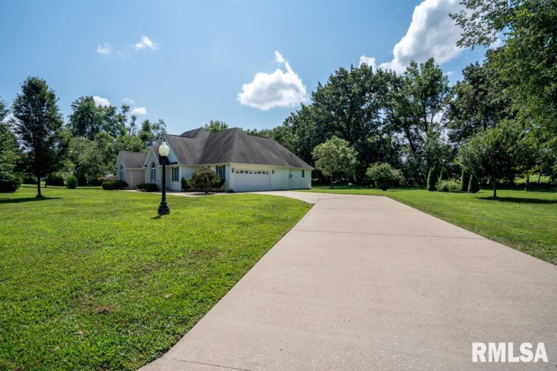 15 TIMBER CREEK Drive, Herrin, Illinois 62948, 3 Bedrooms Bedrooms, 0 ,2 BathroomsBathrooms,Residential,For Sale,TIMBER CREEK,0,RMAQC4266075