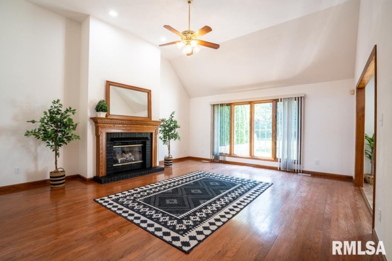15 TIMBER CREEK Drive, Herrin, Illinois 62948, 3 Bedrooms Bedrooms, 0 ,2 BathroomsBathrooms,Residential,For Sale,TIMBER CREEK,0,RMAQC4266075