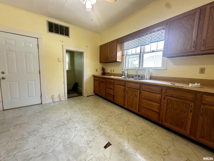 2213 LOCUST Street, Eldorado, Illinois 62930, 1 Bedroom Bedrooms, 0 ,1 BathroomBathrooms,Residential,For Sale,LOCUST,0,RMAQC4263403
