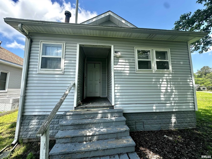 2213 LOCUST Street, Eldorado, Illinois 62930, 1 Bedroom Bedrooms, 0 ,1 BathroomBathrooms,Residential,For Sale,LOCUST,0,RMAQC4263403