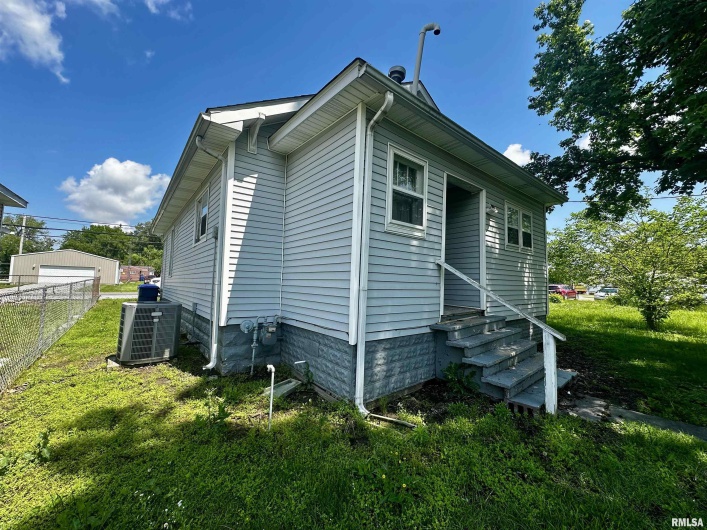 2213 LOCUST Street, Eldorado, Illinois 62930, 1 Bedroom Bedrooms, 0 ,1 BathroomBathrooms,Residential,For Sale,LOCUST,0,RMAQC4263403