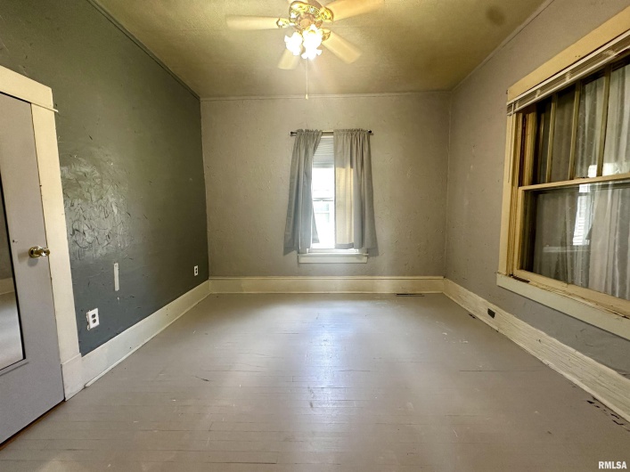 2213 LOCUST Street, Eldorado, Illinois 62930, 1 Bedroom Bedrooms, 0 ,1 BathroomBathrooms,Residential,For Sale,LOCUST,0,RMAQC4263403