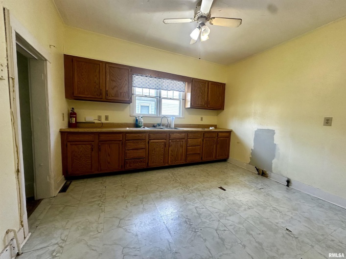 2213 LOCUST Street, Eldorado, Illinois 62930, 1 Bedroom Bedrooms, 0 ,1 BathroomBathrooms,Residential,For Sale,LOCUST,0,RMAQC4263403