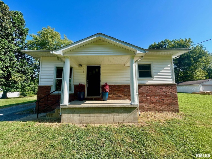 602 BARR Street, Carterville, Illinois 62918, 3 Bedrooms Bedrooms, 0 ,1 BathroomBathrooms,Residential,For Sale,BARR,0,RMAEB459174
