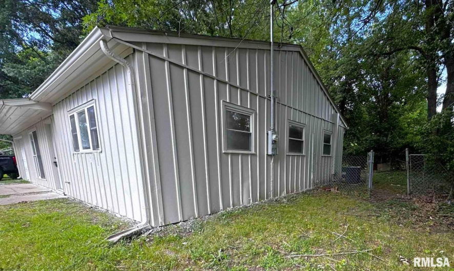 207 Friedline Drive, Carbondale, Illinois 62901, 3 Bedrooms Bedrooms, 0 ,1 BathroomBathrooms,Residential,For Sale,Friedline,0,RMAQC4266162