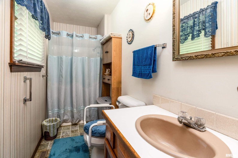 53 Tippy Road, Murphysboro, Illinois 62966, 3 Bedrooms Bedrooms, 0 ,2 BathroomsBathrooms,Residential,For Sale,Tippy,0,RMAEB458923