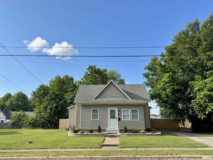 1004 Chesnut Street, Marion, Illinois 62959, 2 Bedrooms Bedrooms, 0 ,1 BathroomBathrooms,Residential,For Sale,Chesnut,0,RMAEB459182
