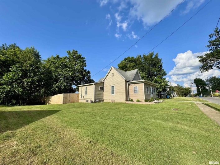 1004 Chesnut Street, Marion, Illinois 62959, 2 Bedrooms Bedrooms, 0 ,1 BathroomBathrooms,Residential,For Sale,Chesnut,0,RMAEB459182