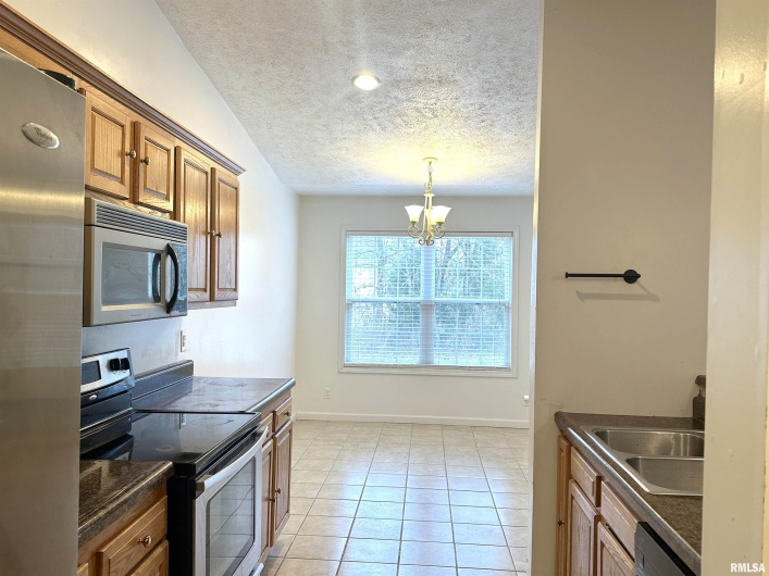 2020 Creekwood Drive, Carbondale, Illinois 62901, 3 Bedrooms Bedrooms, 0 ,2 BathroomsBathrooms,Residential,For Sale,Creekwood,0,RMAEB459203