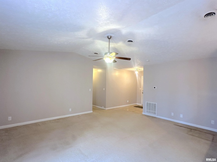 2020 Creekwood Drive, Carbondale, Illinois 62901, 3 Bedrooms Bedrooms, 0 ,2 BathroomsBathrooms,Residential,For Sale,Creekwood,0,RMAEB459203