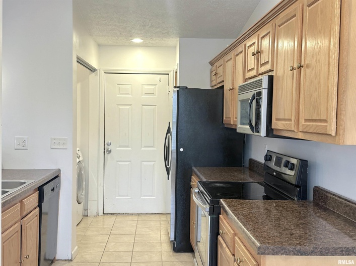 2020 Creekwood Drive, Carbondale, Illinois 62901, 3 Bedrooms Bedrooms, 0 ,2 BathroomsBathrooms,Residential,For Sale,Creekwood,0,RMAEB459203