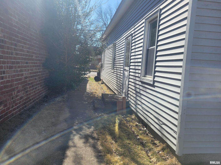 905 MONROE Street, Herrin, Illinois 62948, 3 Bedrooms Bedrooms, 0 ,1 BathroomBathrooms,Residential,For Sale,MONROE,0,RMAEB456993