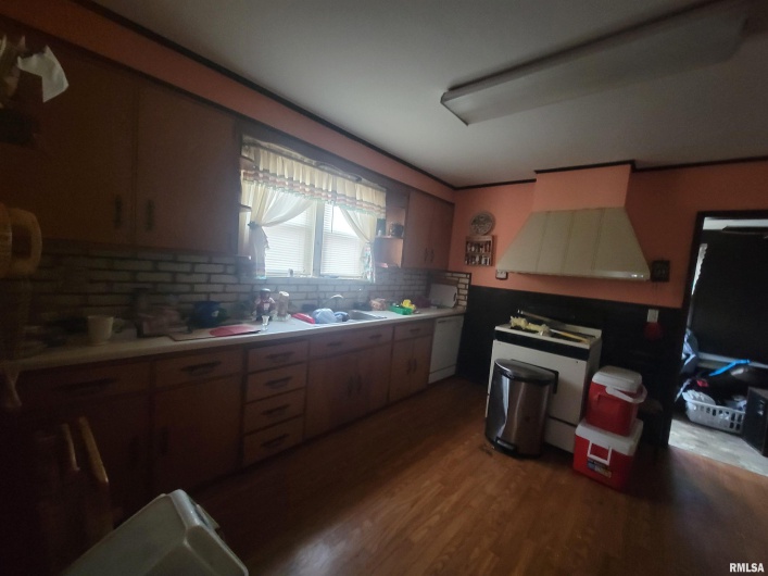 905 MONROE Street, Herrin, Illinois 62948, 3 Bedrooms Bedrooms, 0 ,1 BathroomBathrooms,Residential,For Sale,MONROE,0,RMAEB456993