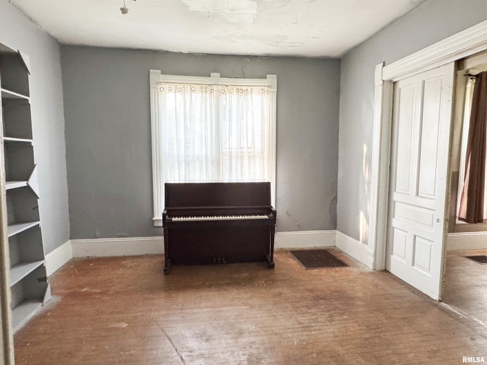 201 HIGH Street, Anna, Illinois 62906, 5 Bedrooms Bedrooms, 0 ,1 BathroomBathrooms,Residential,For Sale,HIGH,0,RMAEB459218
