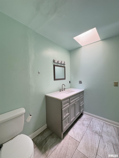 400 OAKLAND Avenue, Carbondale, Illinois 62901, 4 Bedrooms Bedrooms, 0 ,1 BathroomBathrooms,Residential,For Sale,OAKLAND,0,RMAEB459220