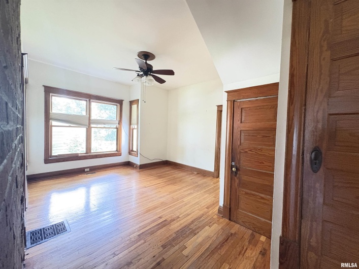 400 OAKLAND Avenue, Carbondale, Illinois 62901, 4 Bedrooms Bedrooms, 0 ,1 BathroomBathrooms,Residential,For Sale,OAKLAND,0,RMAEB459220